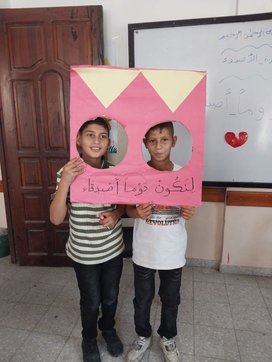 لنكن دوماً أصدقاء